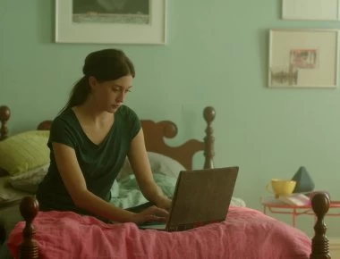 Έβαλε να δει μια παλιά ταινία ερωτικού περιεχομένου αλλά σάστισε στο «θέαμα»- Πρωταγωνιστές ήταν... οι γονείς της